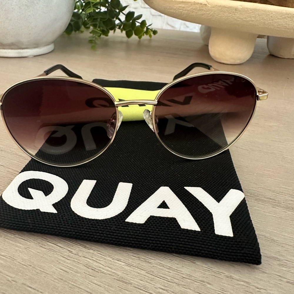Quay “Loop me In” Unisex Gold Frame Sunglasses NWOT